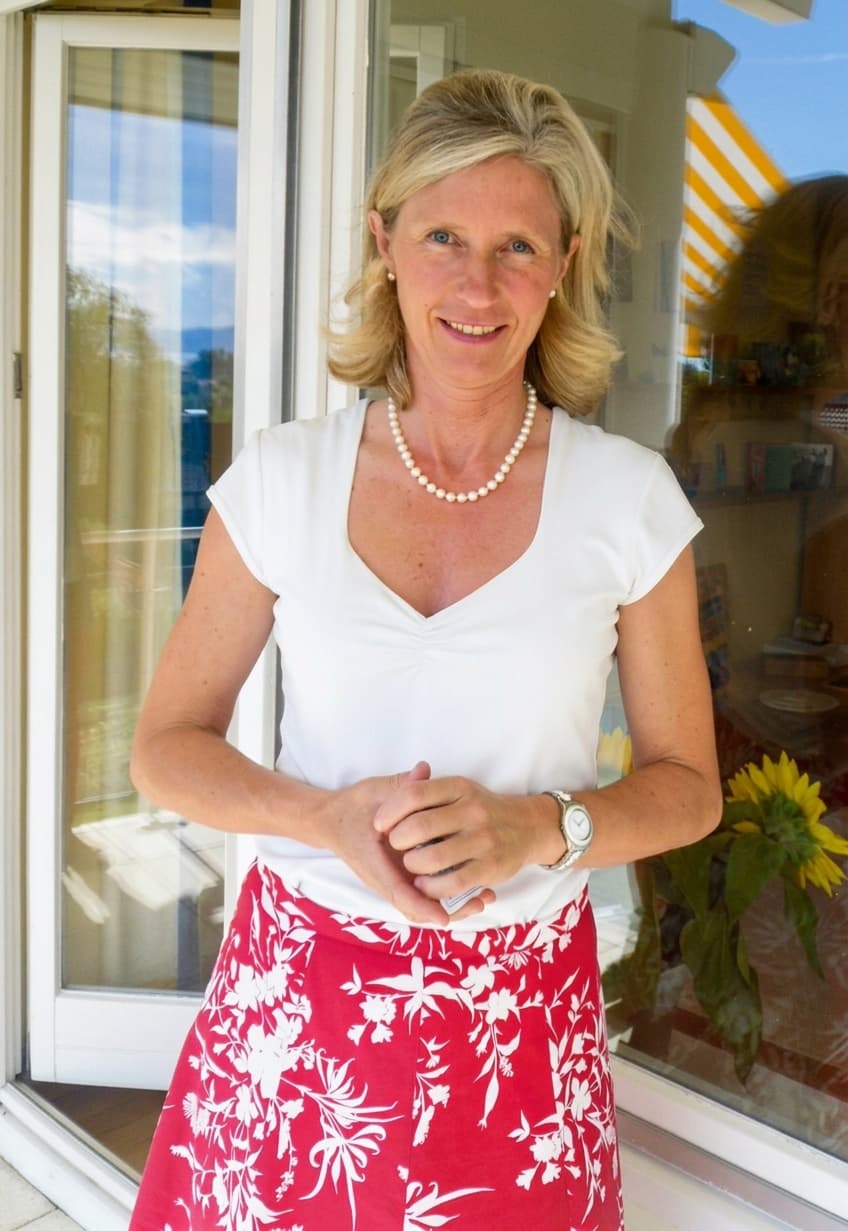 Gabriele Bänziger in der Tür ihrer Praxis