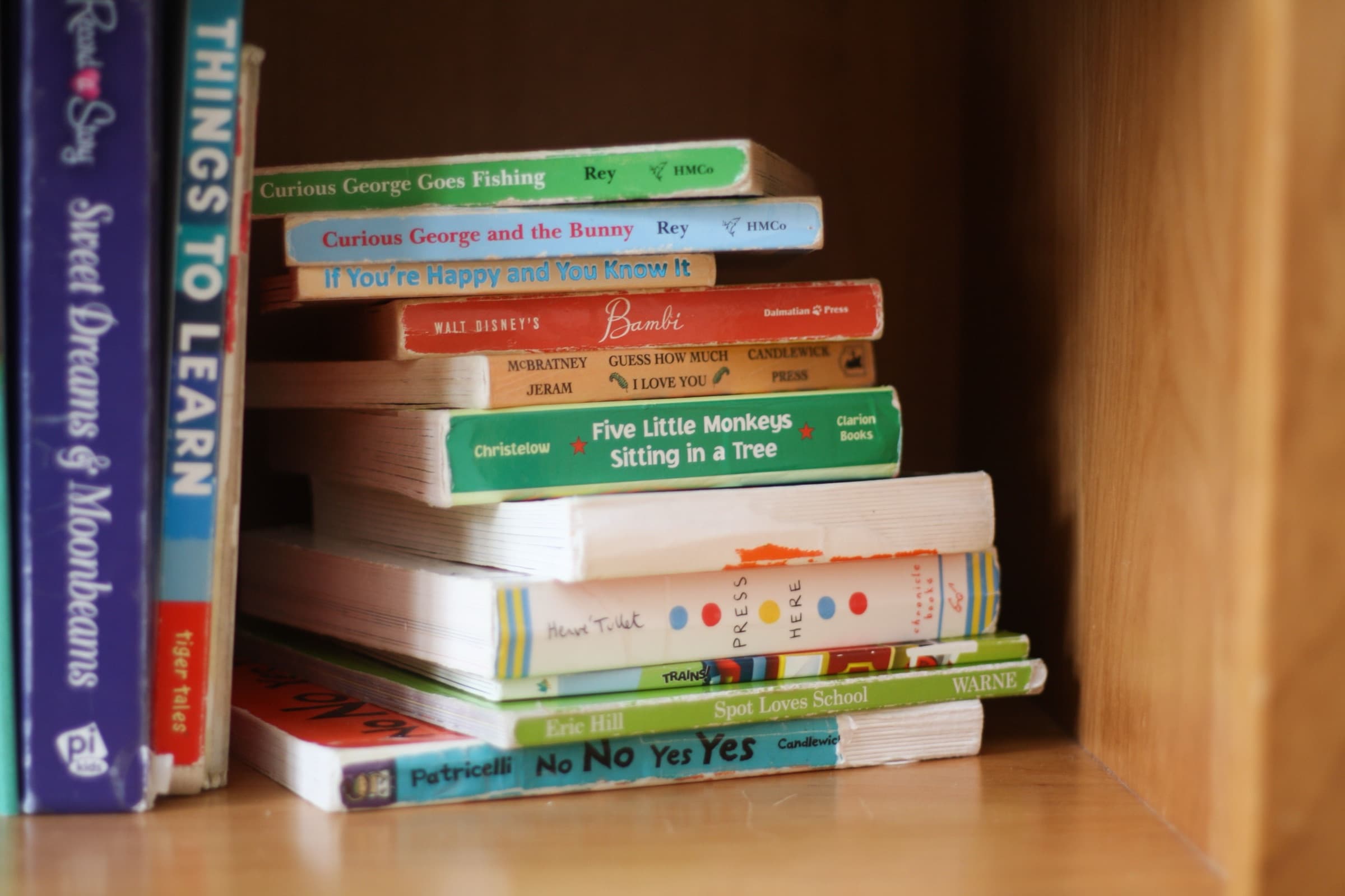 Stapel englischer Kinderbücher in einem Regal